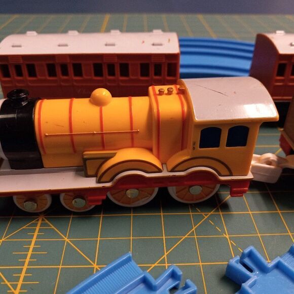 TOMY Engine Molly, tender, Annie, Clarabell Train - Picture 5 of 11